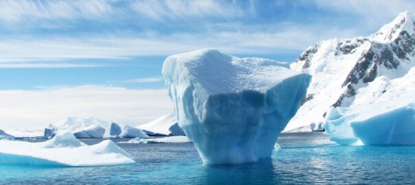 iceberg during daytime